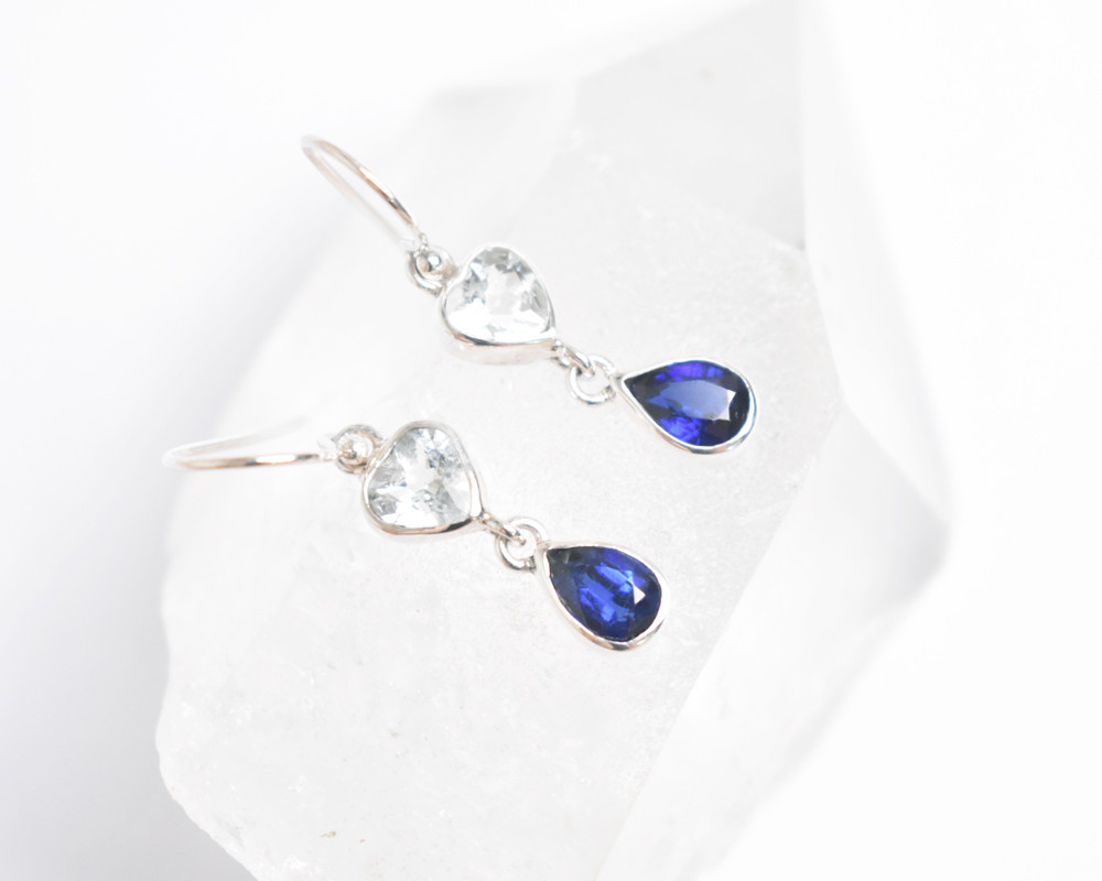 濃淡ブルーが揺れる しずく型カイヤナイトとハートのアクアマリンシルバーピアス　シルバー925　天然石