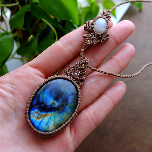 大きめラブラドライト・ムーンストーン 天然石マクラメ編みペンダント