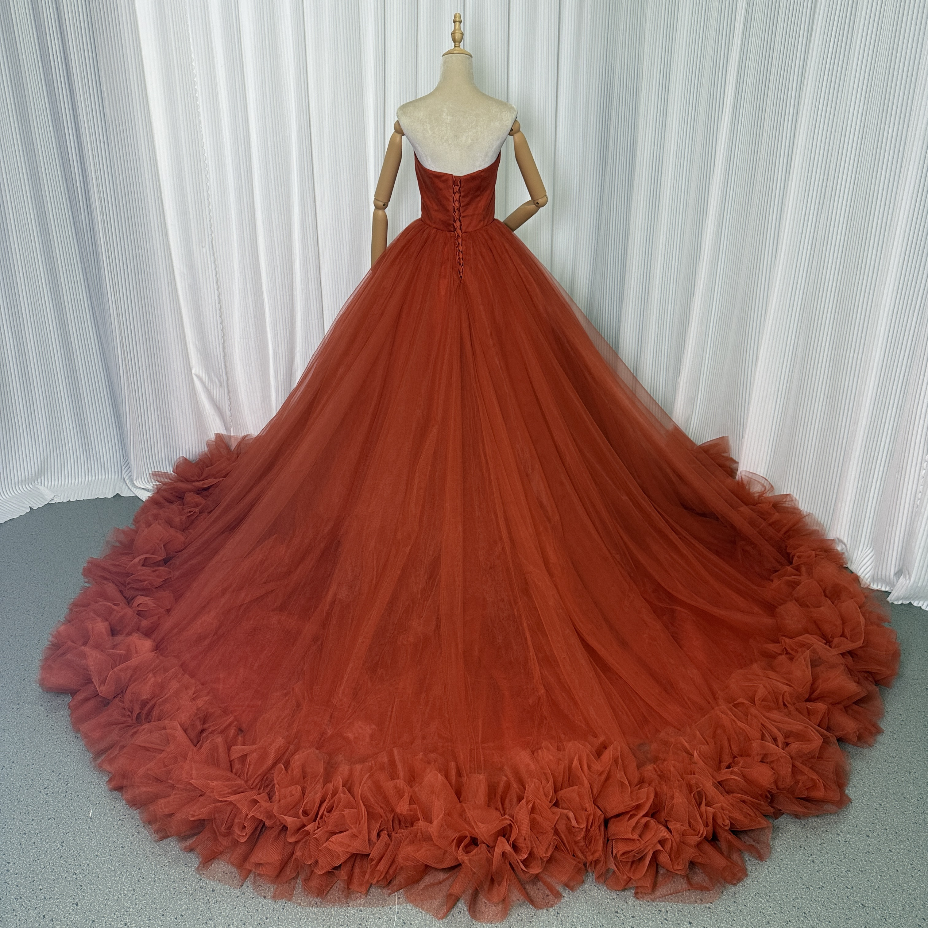送料無料！カラードレス ビスチェドレス  テラコッタ色 ラッフルフリル プリンセスライン ブライダル 結婚式