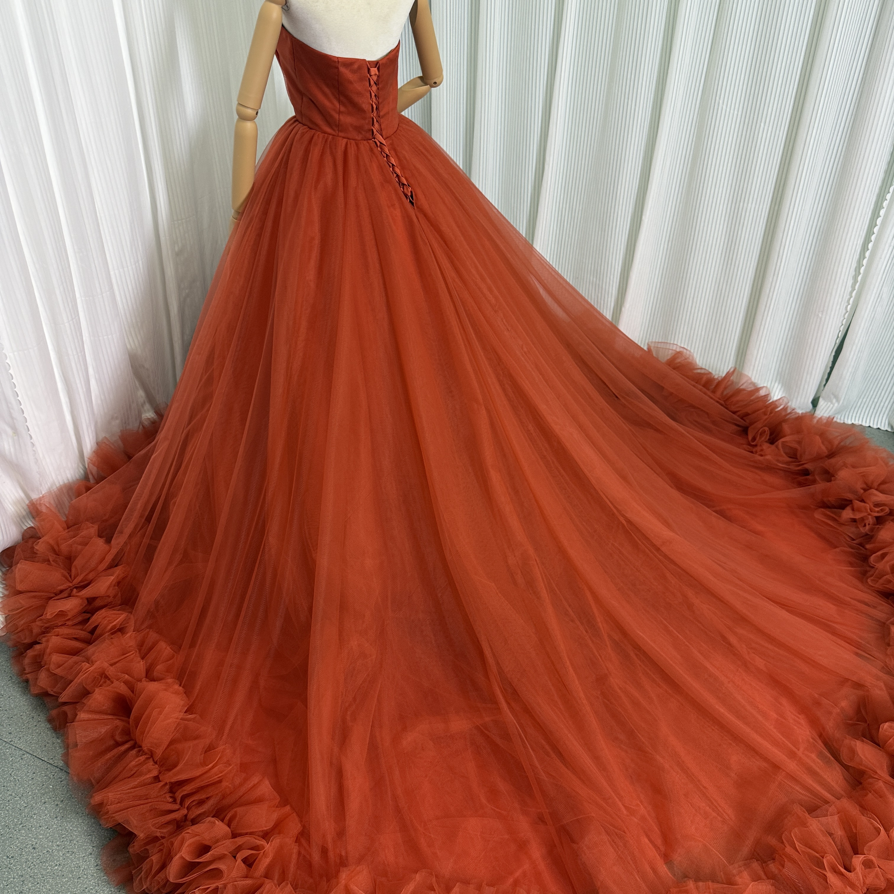 送料無料！カラードレス ビスチェドレス  テラコッタ色 ラッフルフリル プリンセスライン ブライダル 結婚式