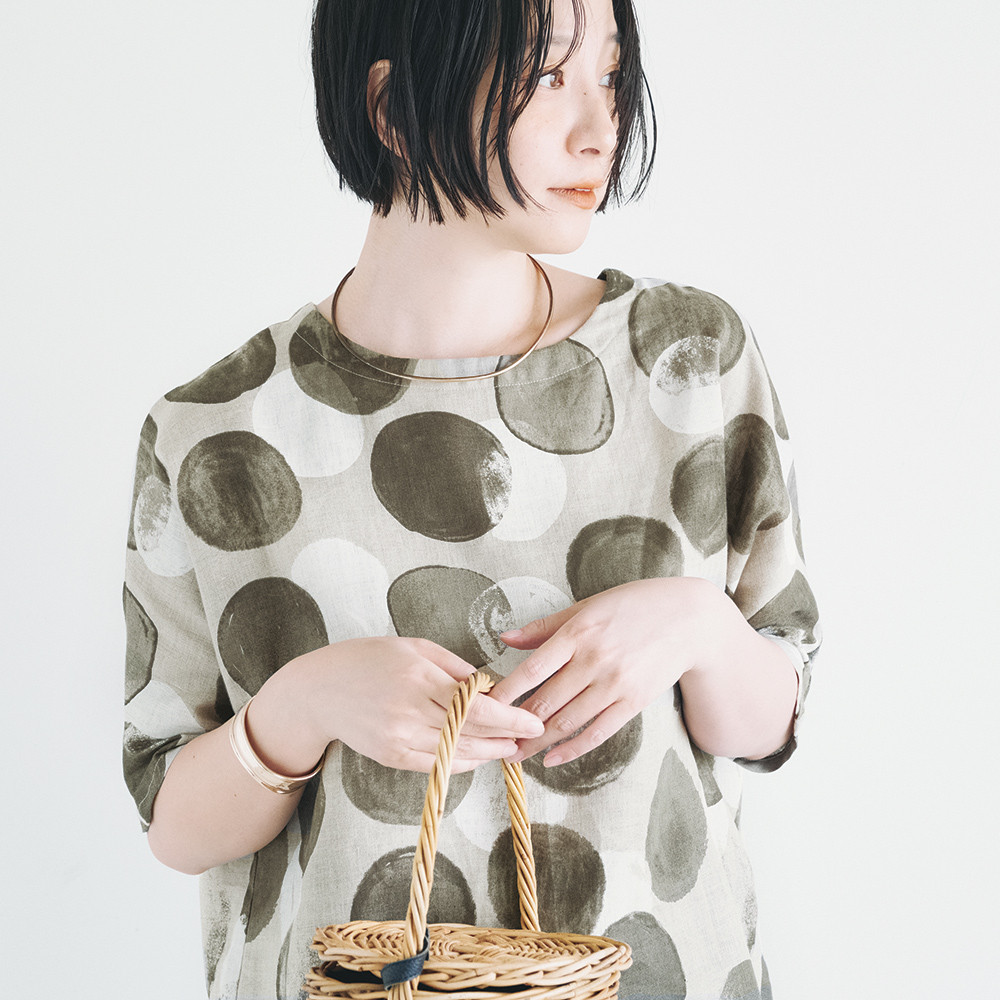 秋まで着られる！肌触りが最高 100%リネン 涼しい ドルマンブラウス 大きめドット マーブル サークル カーキ