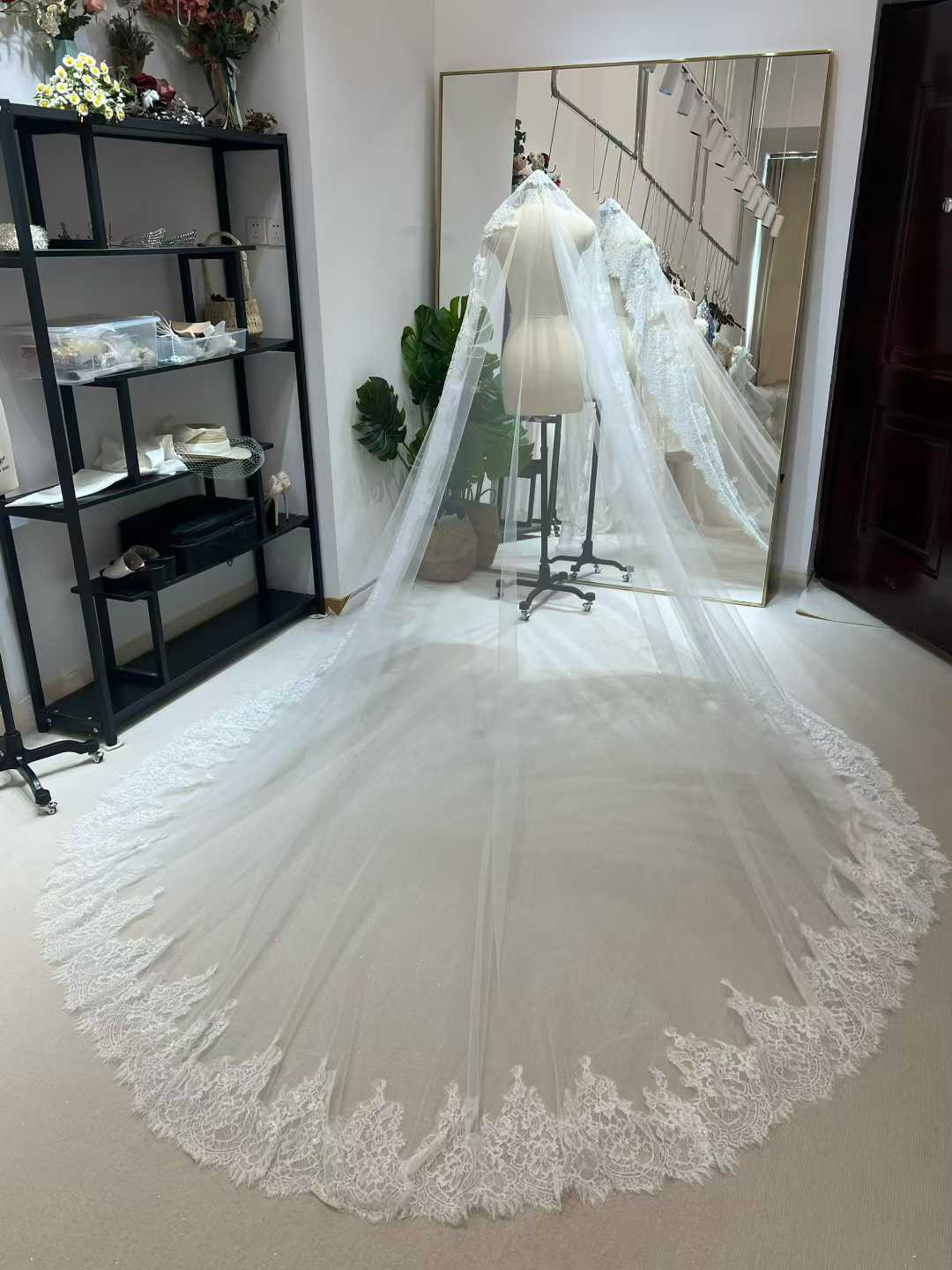 送料無料！ロングベール ウェディングドレス  ソフトチュール  魅惑の花レース オフホワイト 結婚式