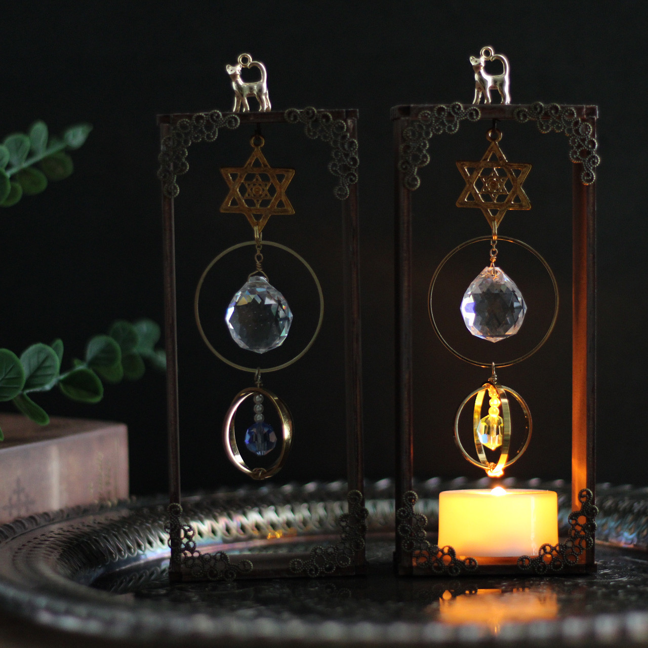 置き型✴︎夜も楽しめる♪猫と六芒星のサンキャッチャー［受注制作］LEDライト付き 虹舞　省スペースに飾れる