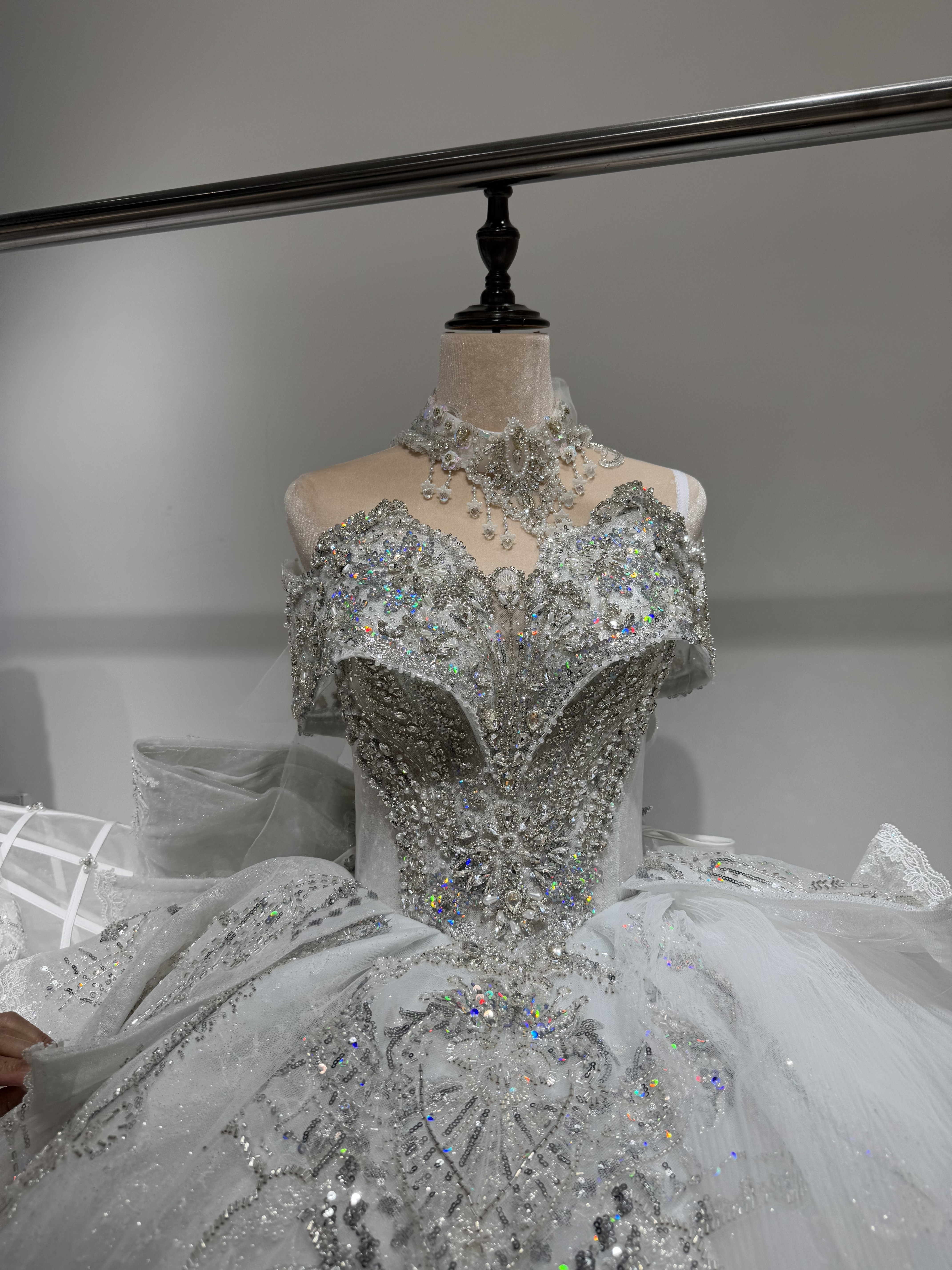 華やかな　ブルーグレー　オフショルダー　二の腕を隠せる　大人気ウェディングドレス　優雅　ラメ入り　チュール　目立つ　挙式