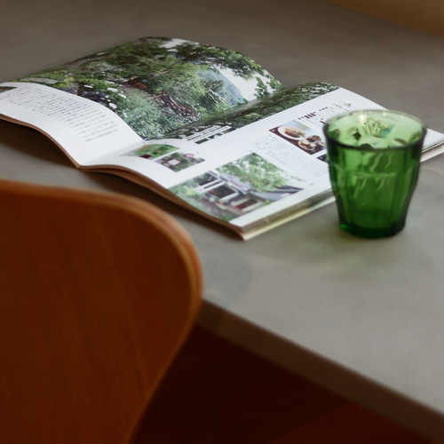 デスク｜ライトグレー｜パソコンデスク｜薄塗りモルタル｜脚タイプ①