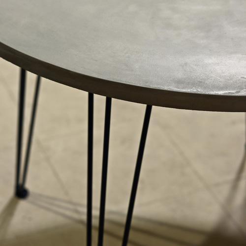 円形｜薄塗りモルタル｜三本脚｜ラウンドテーブル｜ライトグレー｜脚タイプ① ◇送料無料◇ 円形｜薄塗りモルタル｜三本脚｜ラウンドテーブル