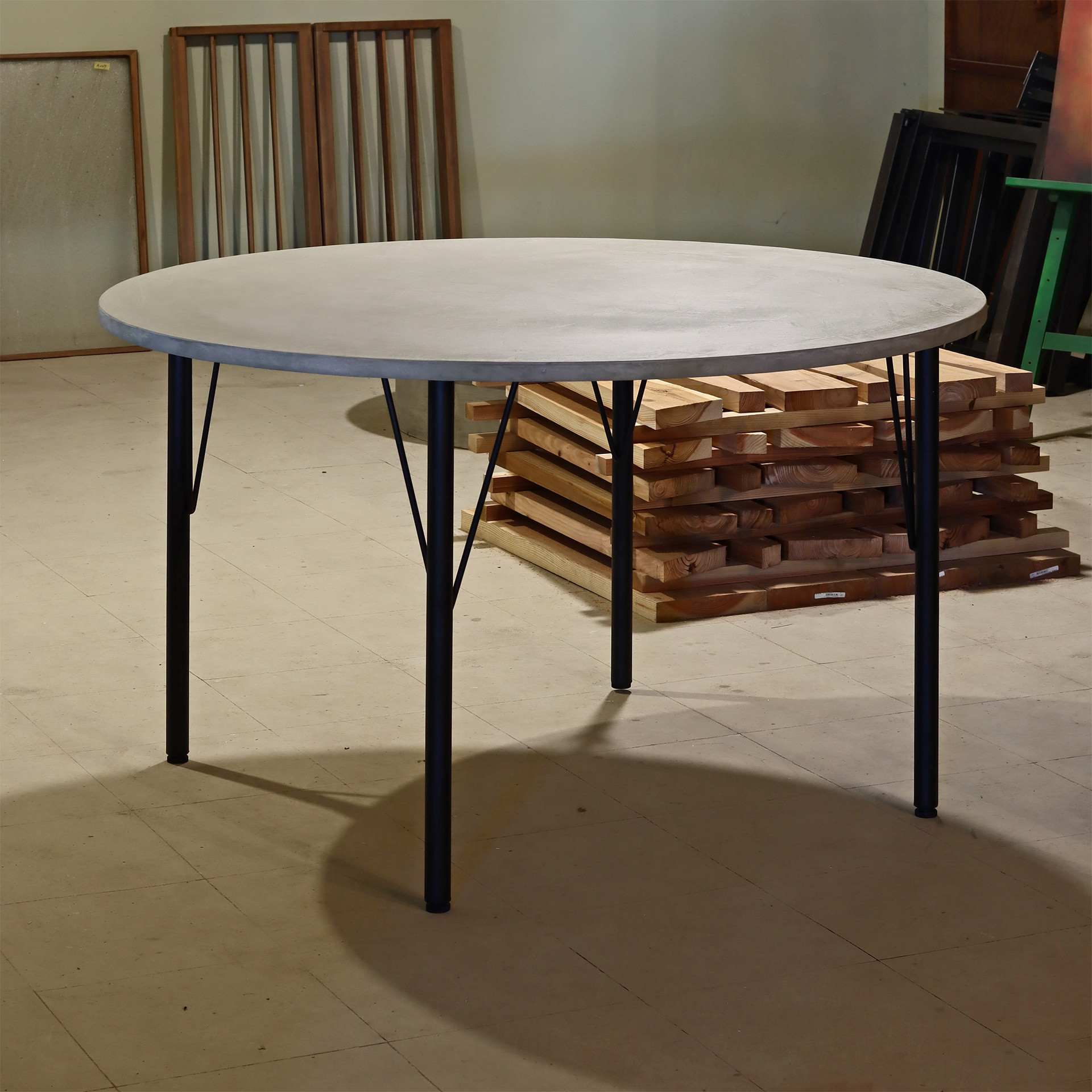 円形｜ライトグレー｜ラウンドテーブル｜Φ120cm｜脚タイプ②｜薄塗りモルタル｜ダイニングテーブル