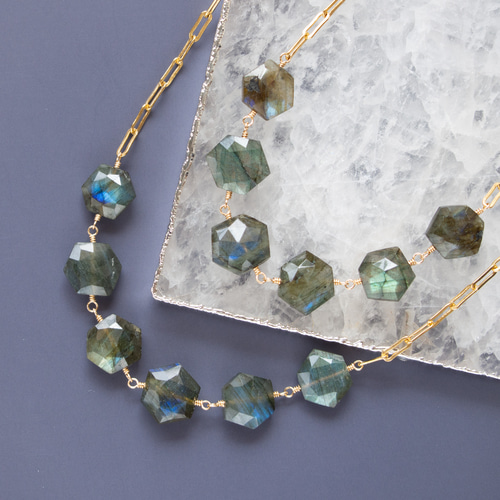 ラブラドライト（ヘキサゴンカット）とレクタングルチェーンの