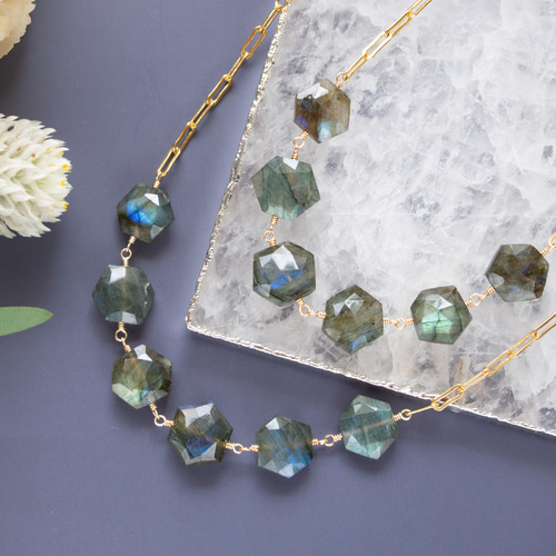 ラブラドライト（ヘキサゴンカット）とレクタングルチェーンの