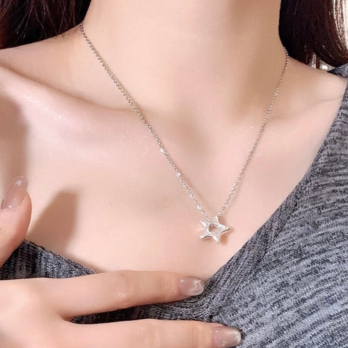 シルバーカラー 星モチーフ ネックレス / ユニセックス