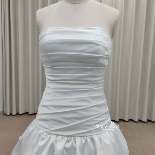 ウェディングドレス ホワイト サテン 光沢 トレーン付き ビスチェ ウェディングドレス ホワイト サテン 光沢 トレーン付き ビスチェ