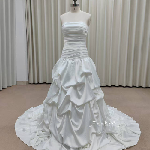 ウェディングドレス ホワイト サテン 光沢 トレーン付き ビスチェ ウェディングドレス ホワイト サテン 光沢 トレーン付き ビスチェ