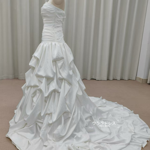 ウェディングドレス ホワイト サテン 光沢 トレーン付き ビスチェ