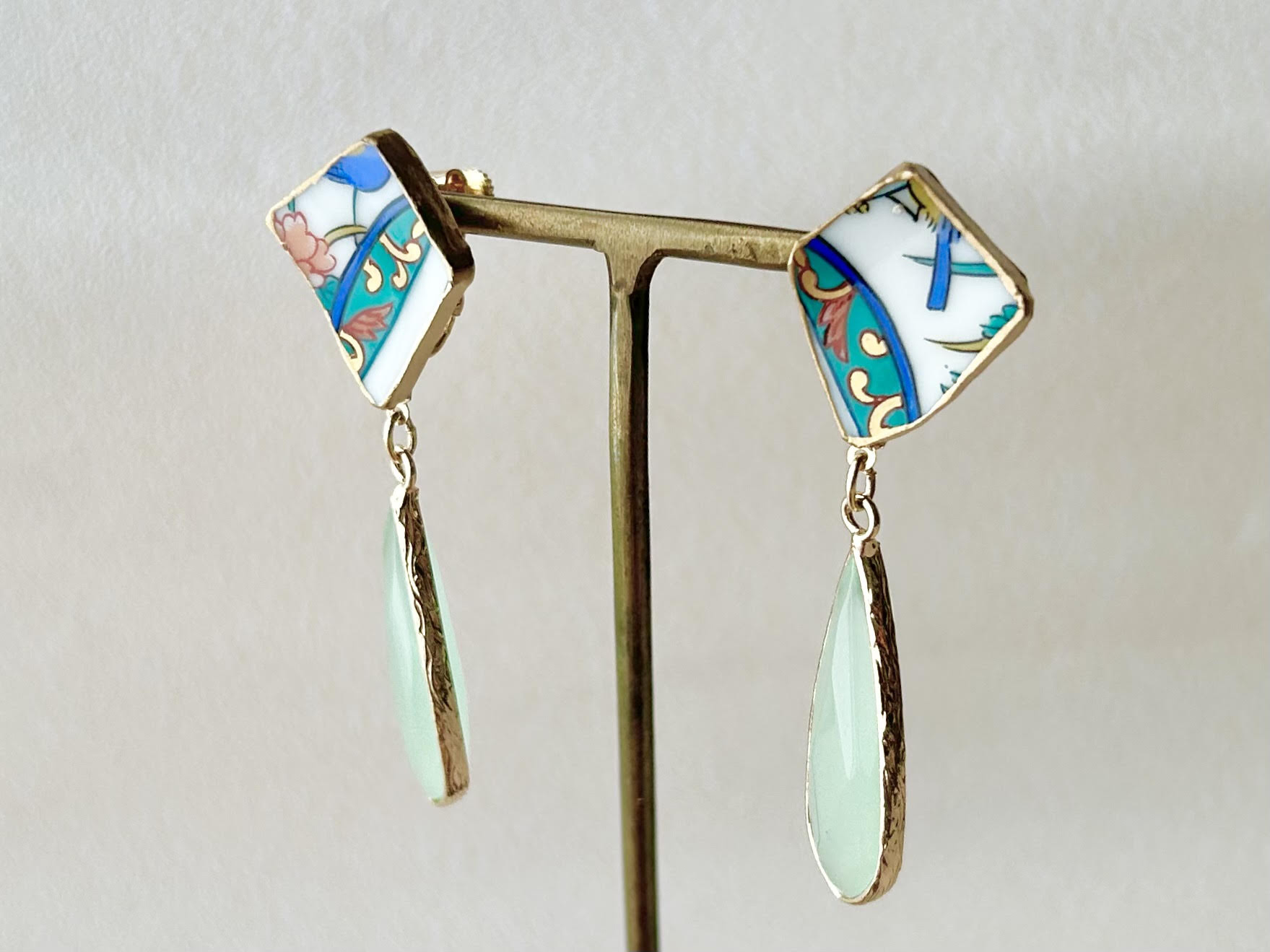 有田焼 　金継ぎ　ネジバネ式イヤリング　和柄　 グリーンストーン　揺れる　伝統工芸　＃289