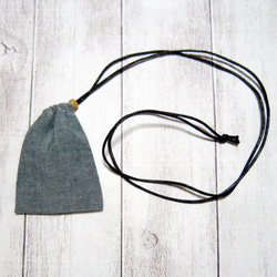 首から下げられる、巾着袋－お守り袋・ストーン入れ☆【コットンリネンダンガリー】オールドブルーグリーン（黒紐） 2枚目の画像