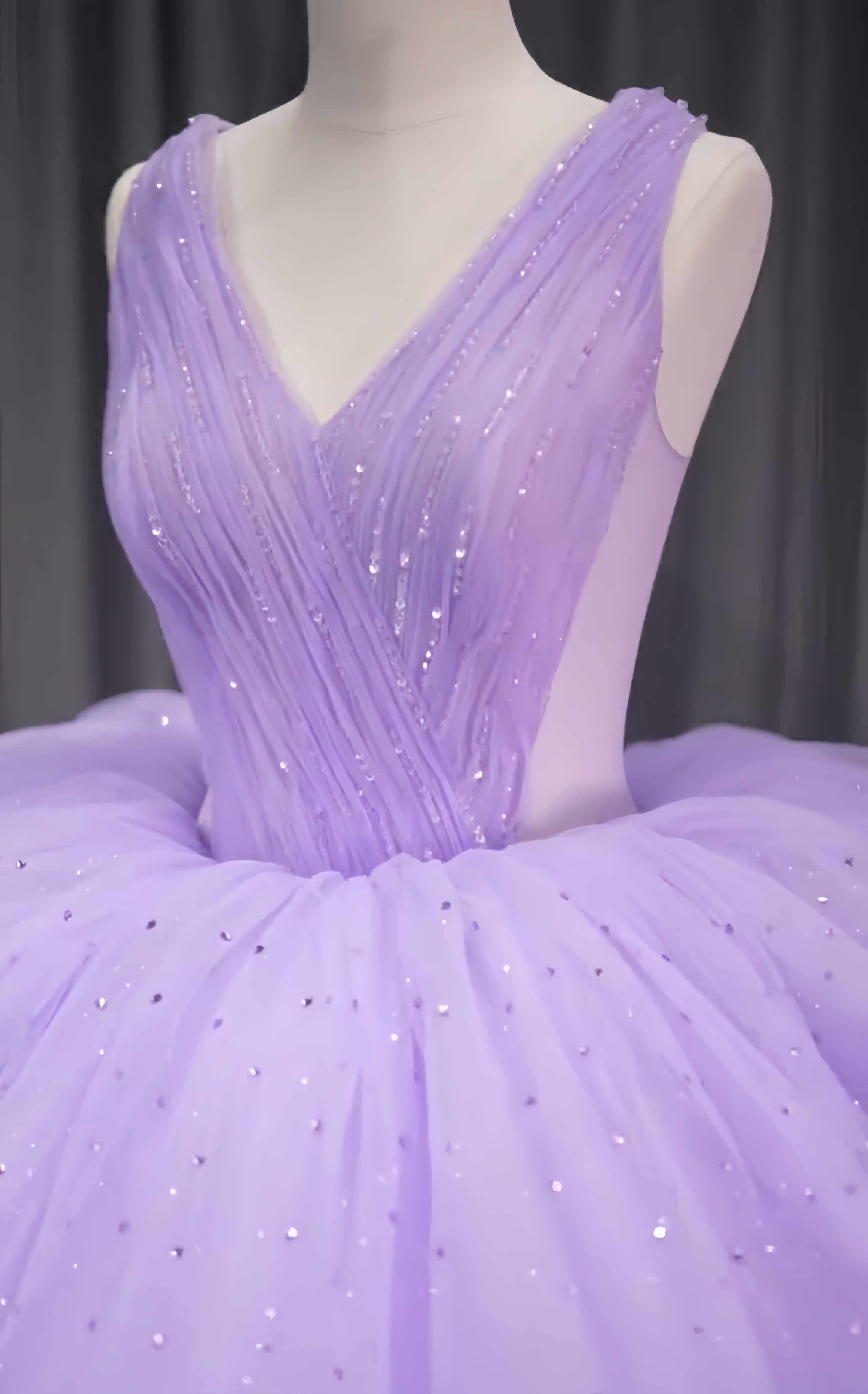 新色！多層チュール　華やかなウェディングドレス　クラシカル　肩出し　たっぷりストーン目立つ　上質なカラードレス前撮り