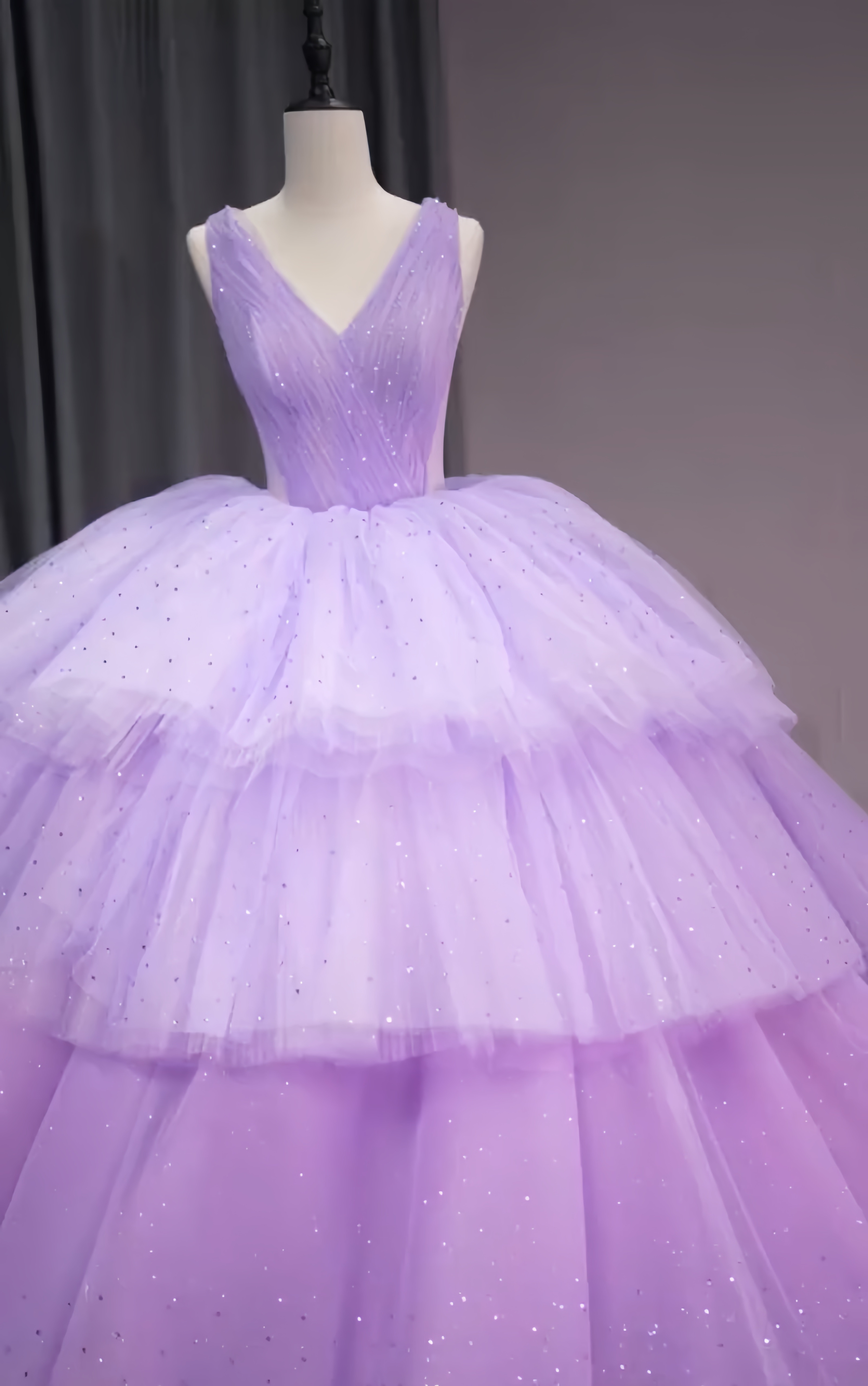 新色！多層チュール　華やかなウェディングドレス　クラシカル　肩出し　たっぷりストーン目立つ　上質なカラードレス前撮り