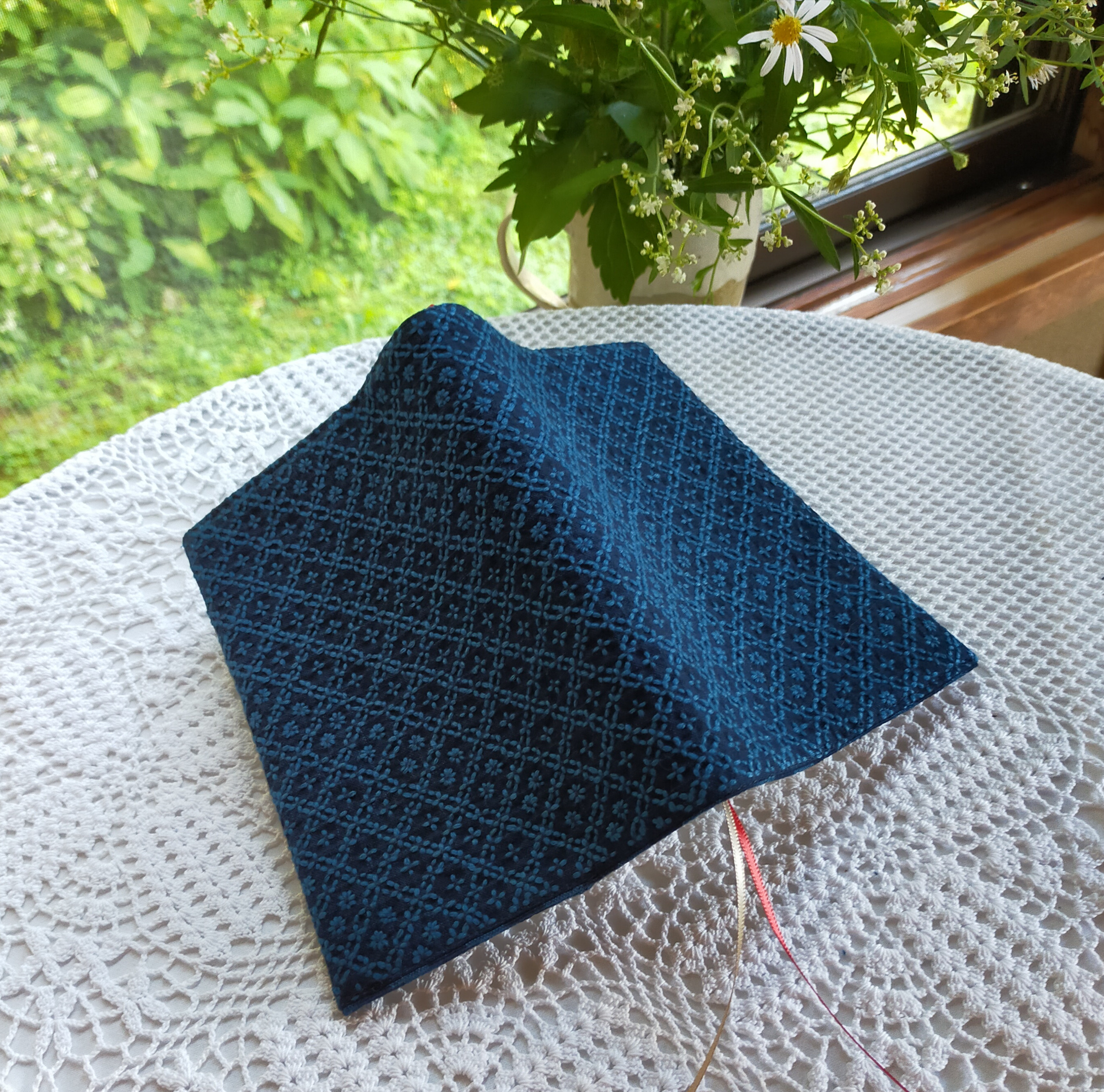 刺し子　ブックカバー（文庫)　　刺し子　正藍染紺色　十字花刺しアレンジ模様　藍染の糸