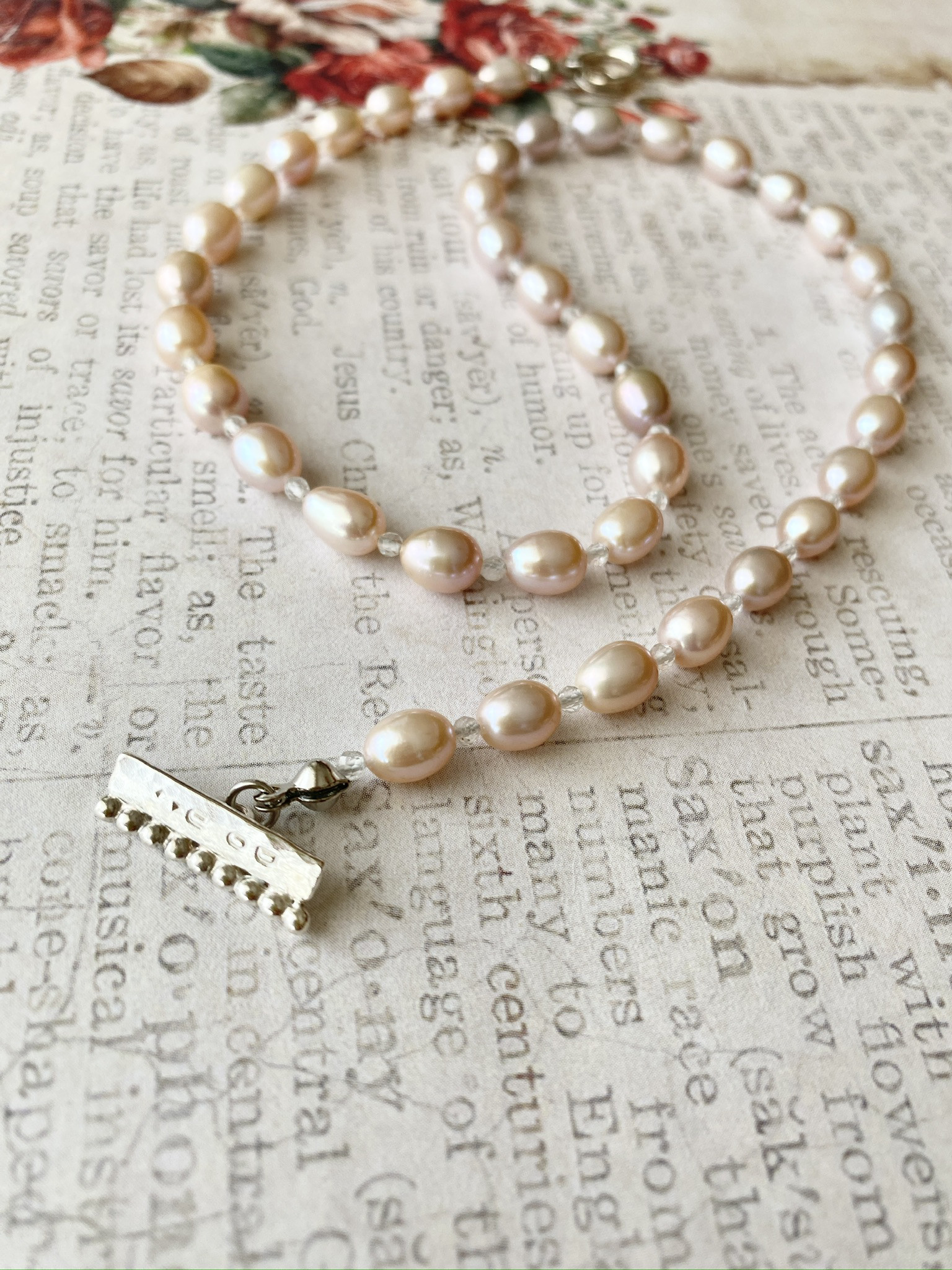 ぷっくりパールのTバーネックレス