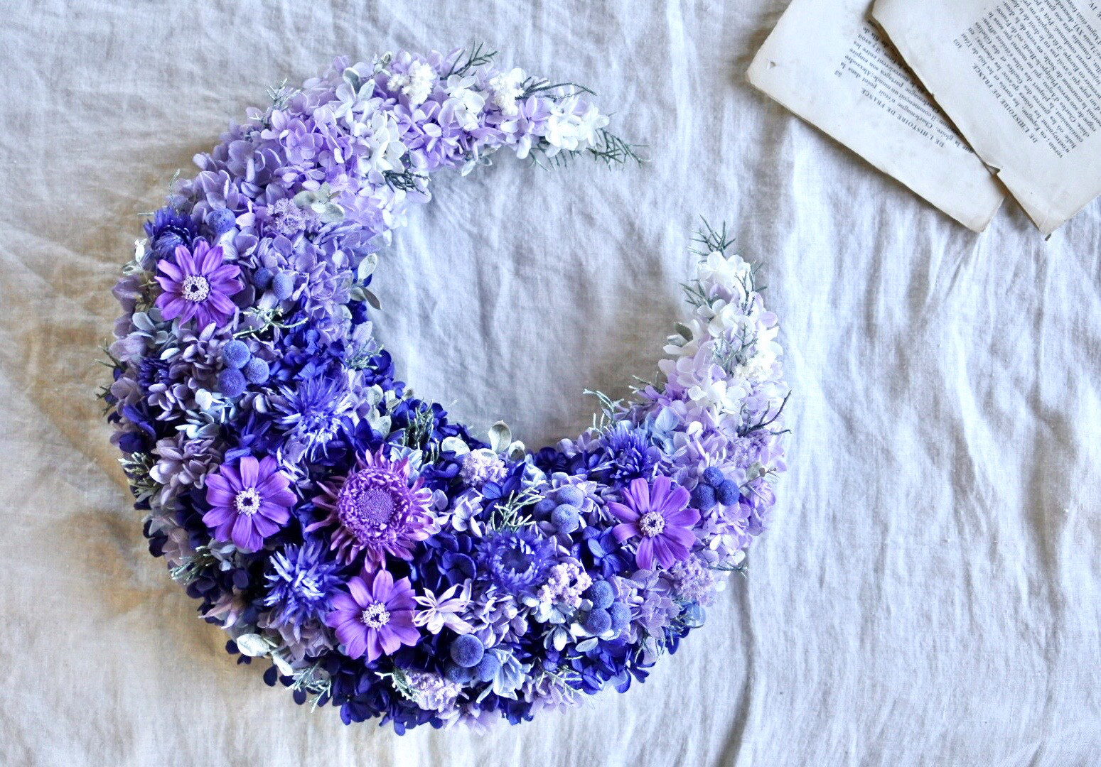 【新作】すみれ色のグラデーション三日月リース30㎝　プリザーブドフラワー　ハーフリース
