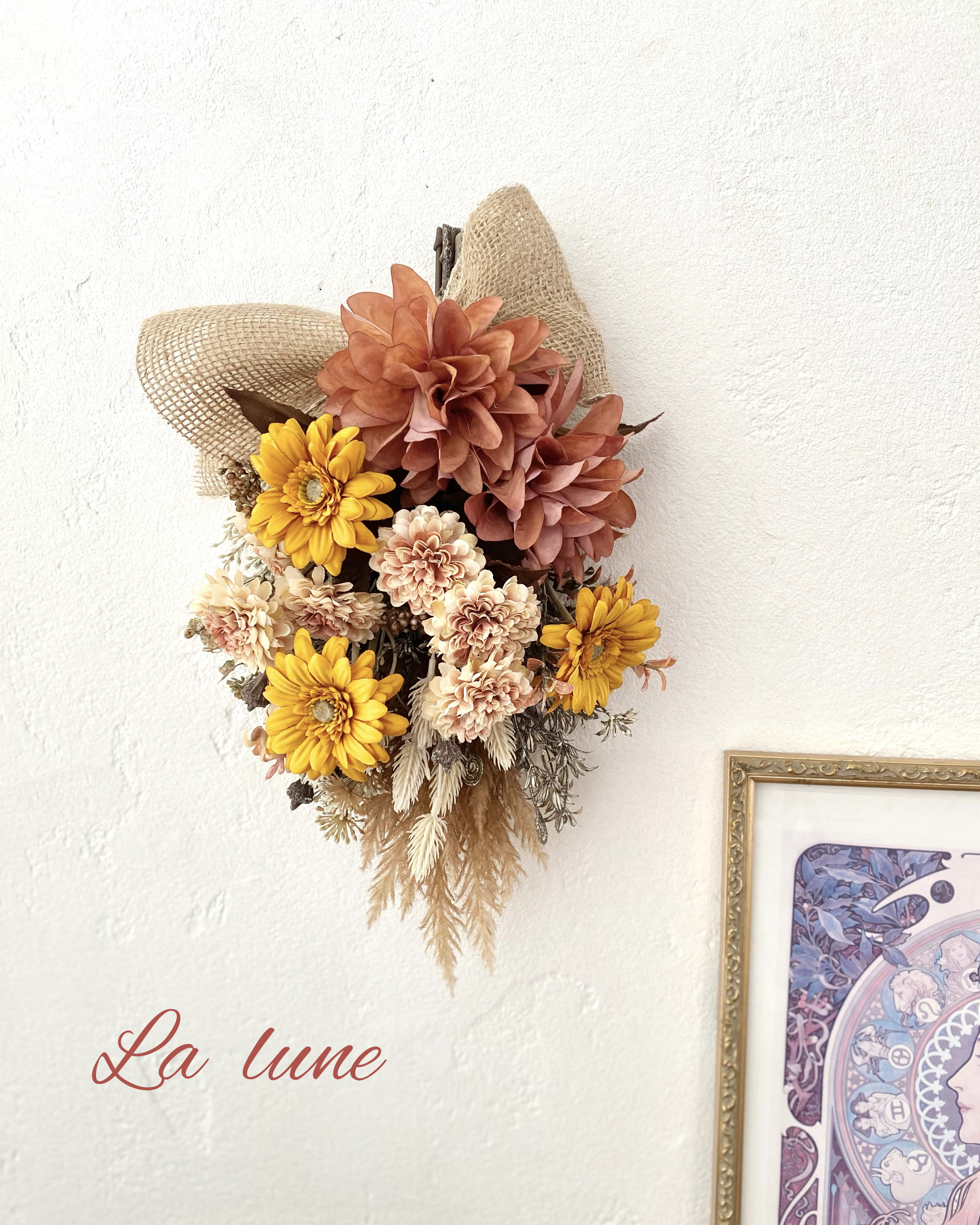 こっくり秋色♪ 〜ブラウンダリアとマスタードガーベラの季節のスワッグ〜 豊かな秋の色彩