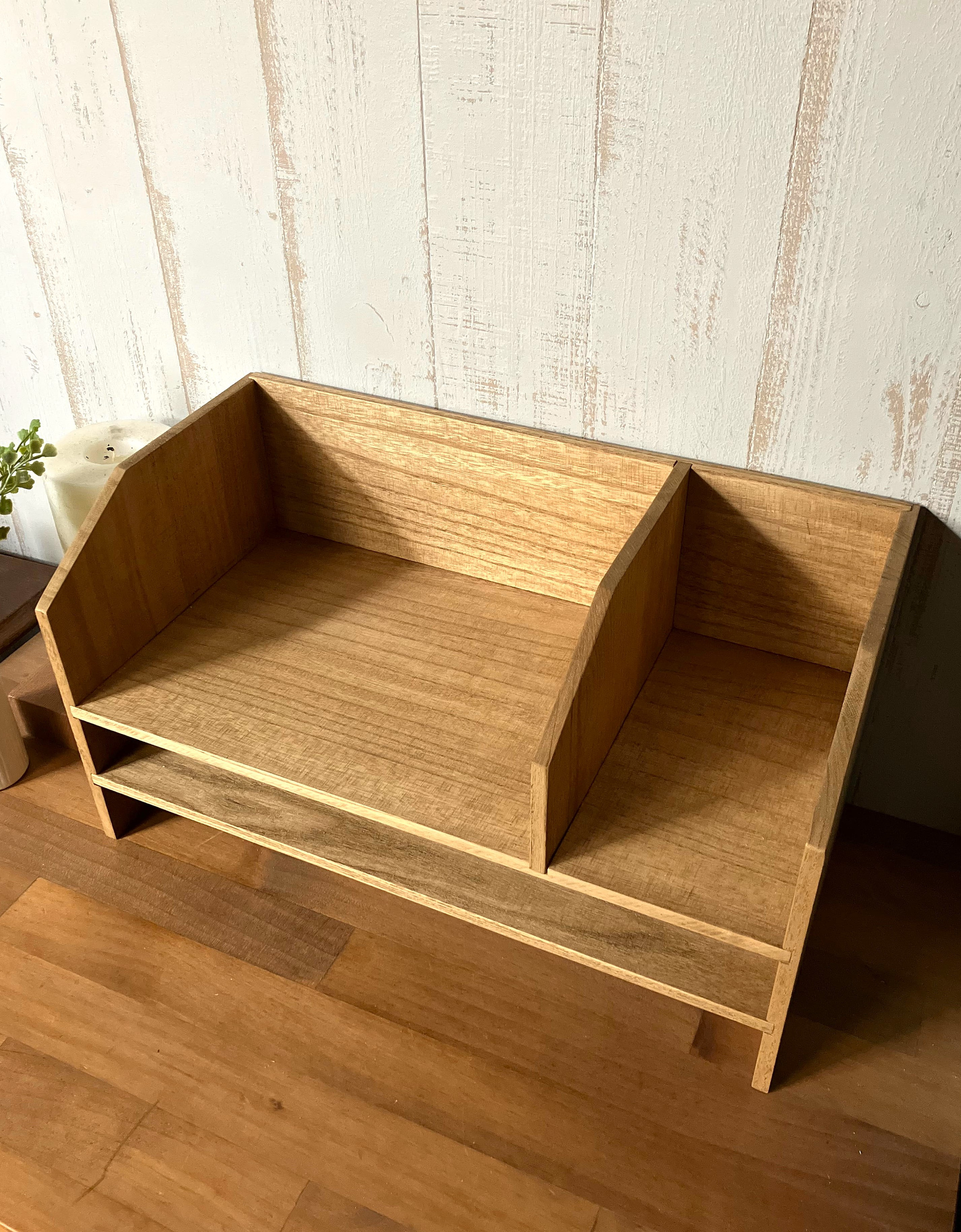 ノートPCもすっきり収まる 手仕事の木の机上マルチラック