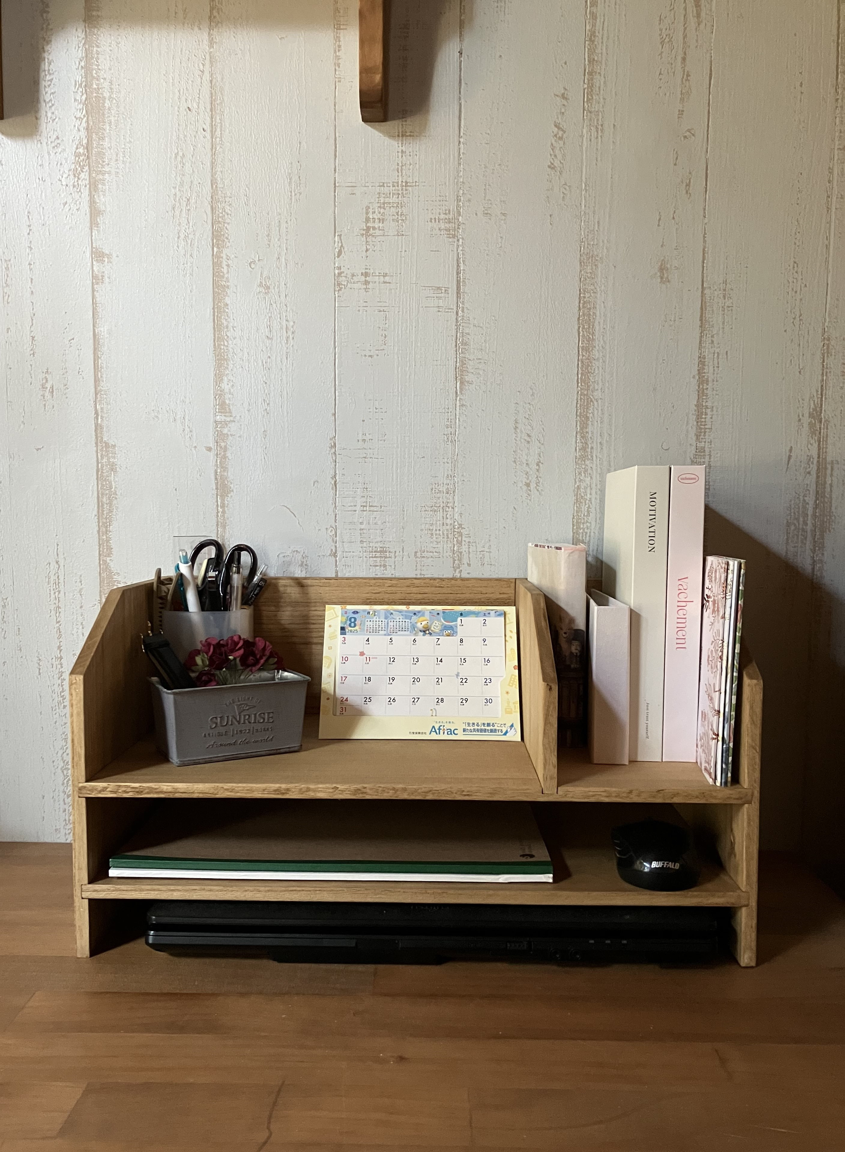 ノートPCもすっきり収まる 手仕事の木の机上マルチラック