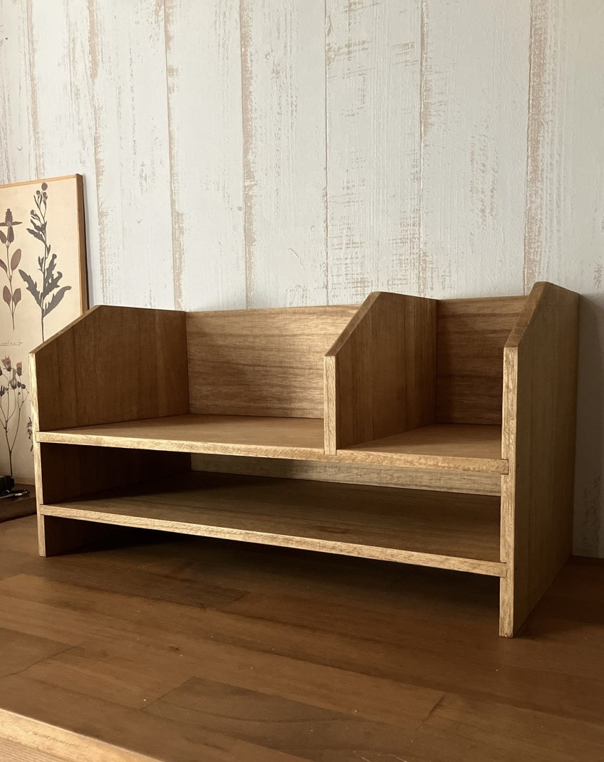 ノートPCもすっきり収まる 手仕事の木の机上マルチラック