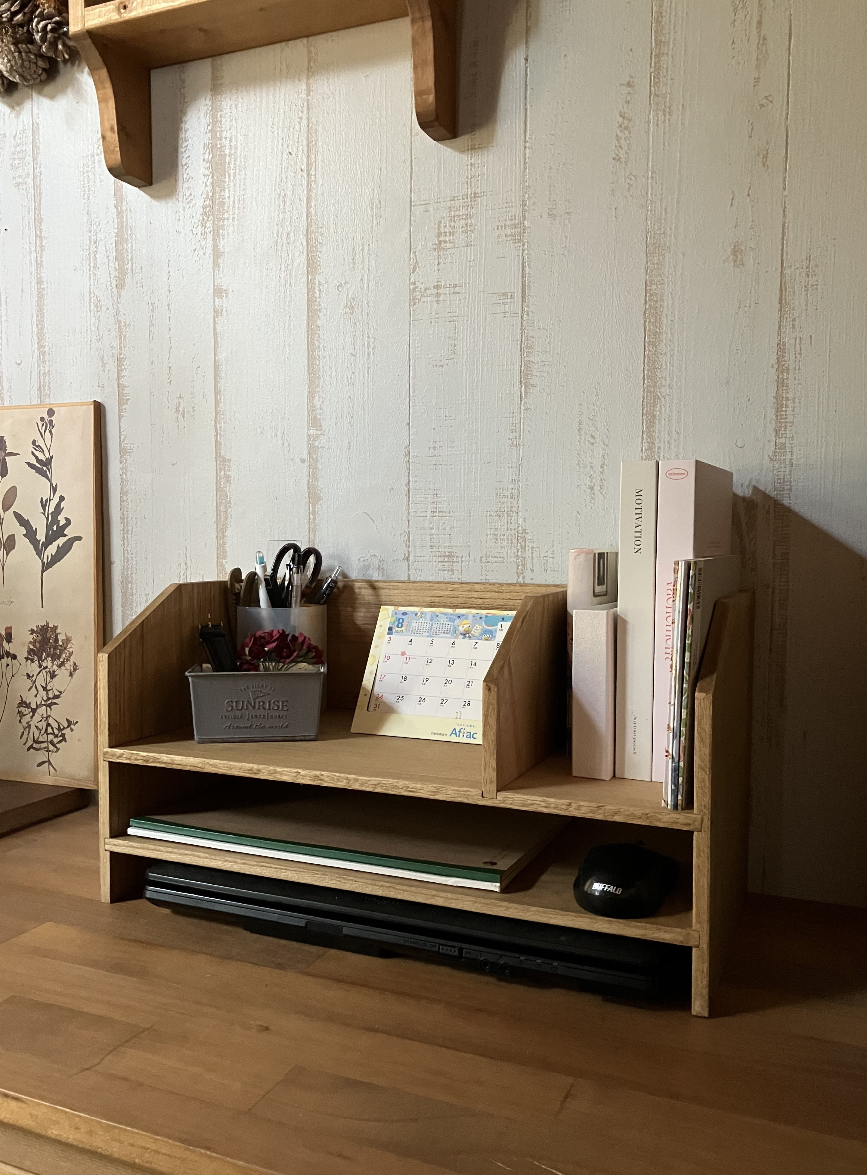 ノートPCもすっきり収まる 手仕事の木の机上マルチラック