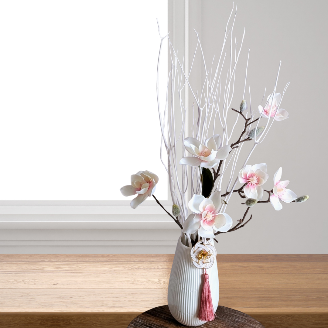 エレガントで素敵！ マグノリア（モクレン）とホワイトツイッグのアレンジメント　新年　来客　年末年始