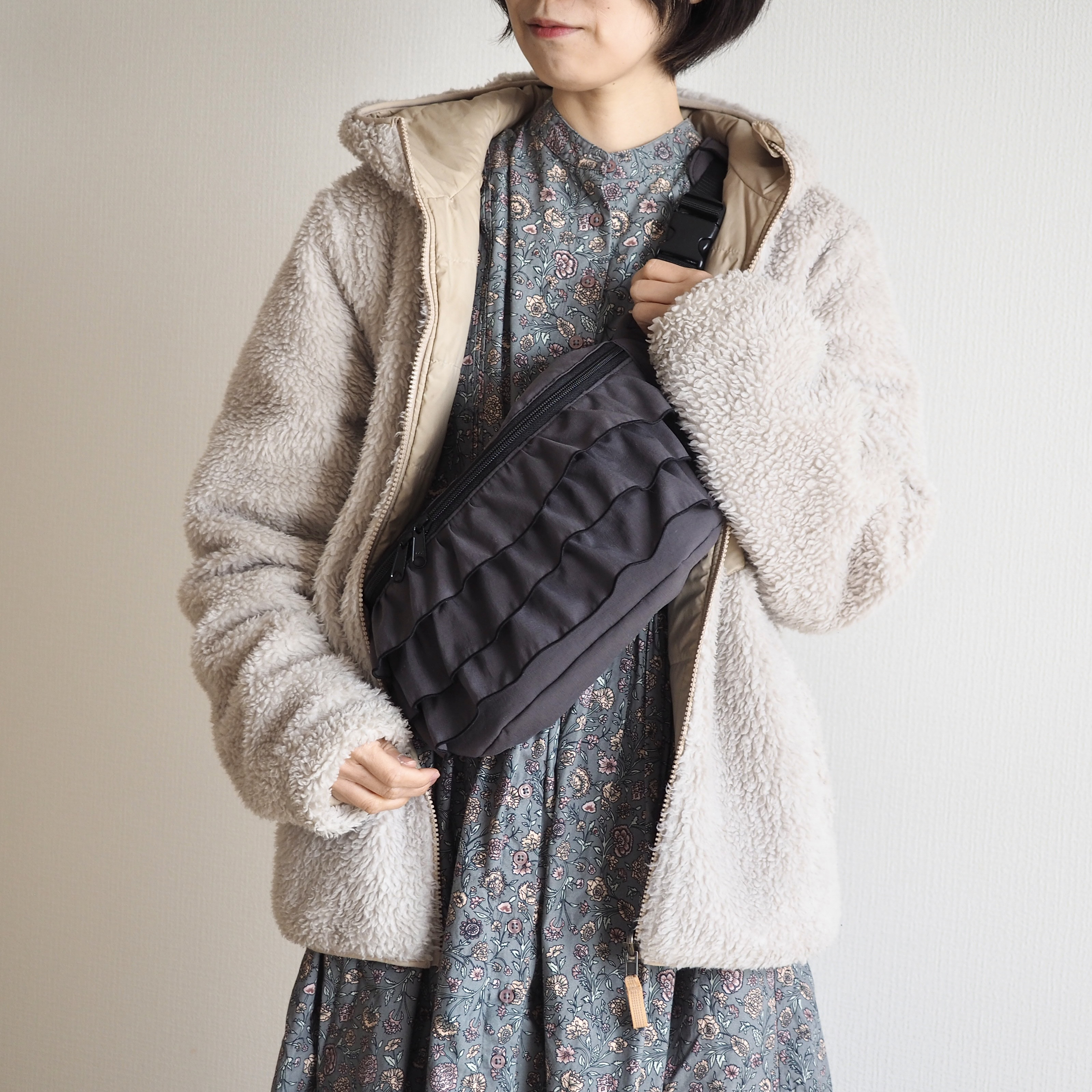 身軽に過ごせる大人のフリルショルダー(L）チャコールグレー/撥水軽量