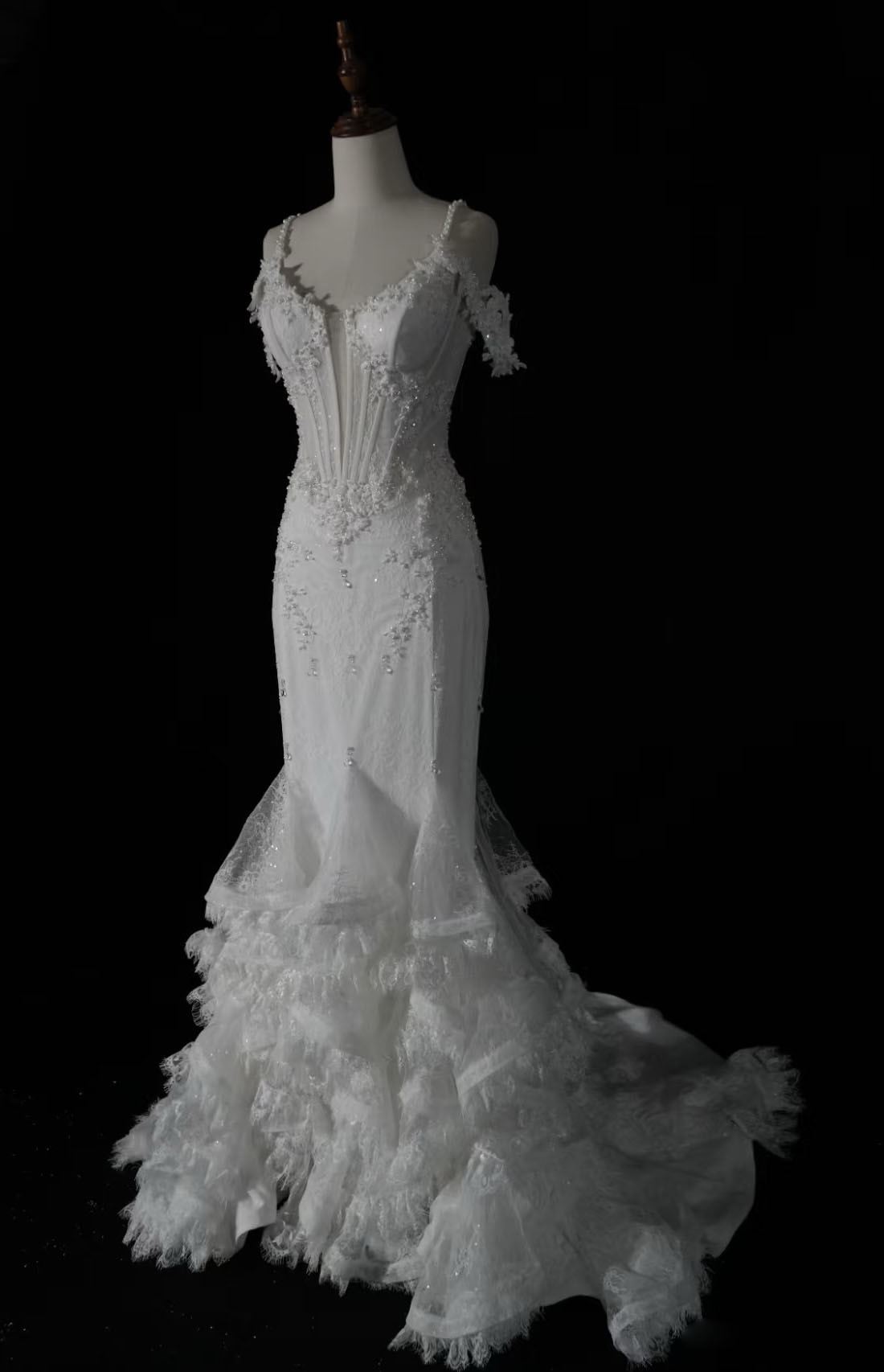 送料無料！マーメイドドレス　オフホワイト　ラッフルスカート　エレガントなシルエット　ギャザースカート　裾レース結婚式挙式