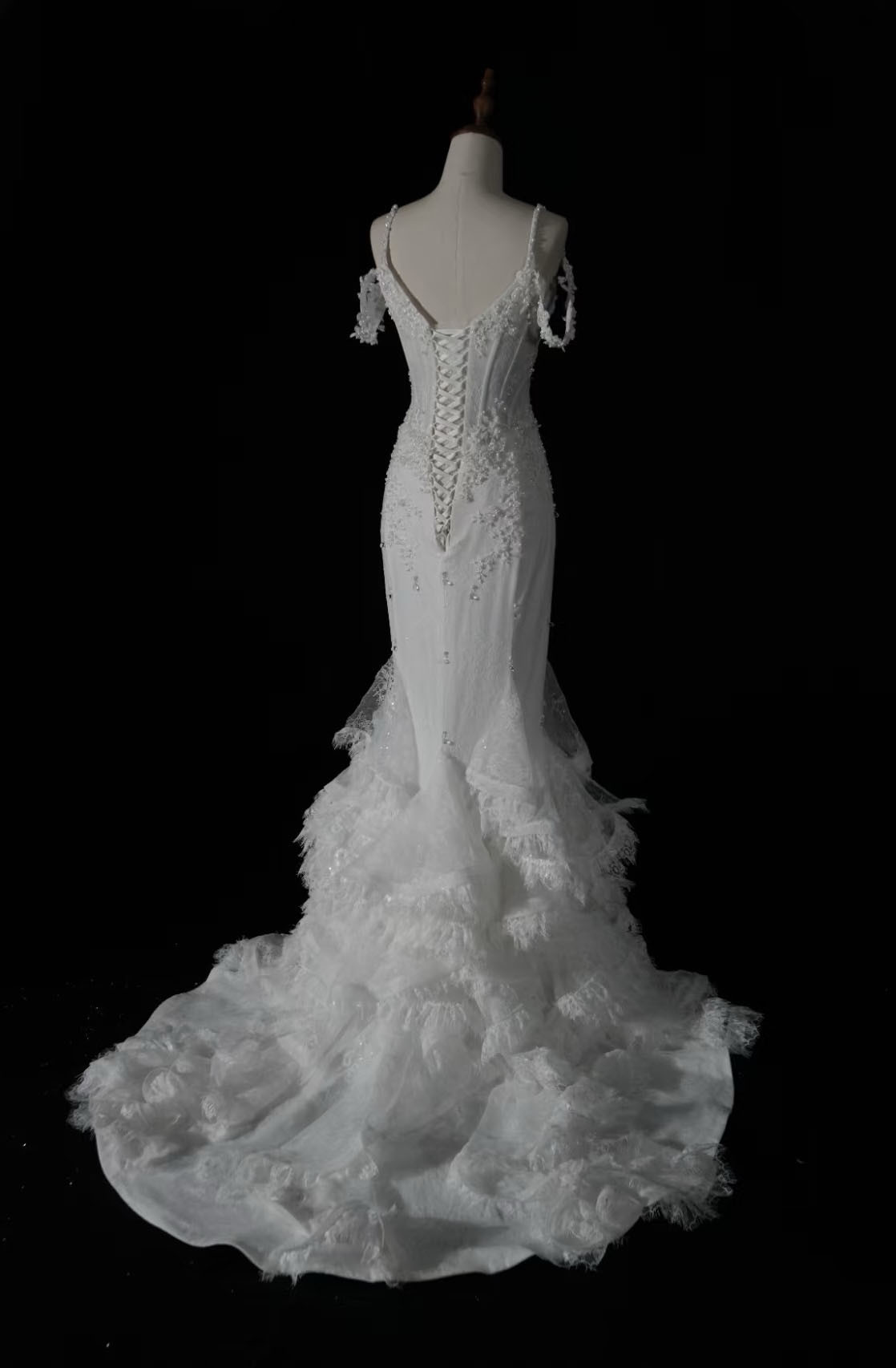 送料無料！マーメイドドレス　オフホワイト　ラッフルスカート　エレガントなシルエット　ギャザースカート　裾レース結婚式挙式