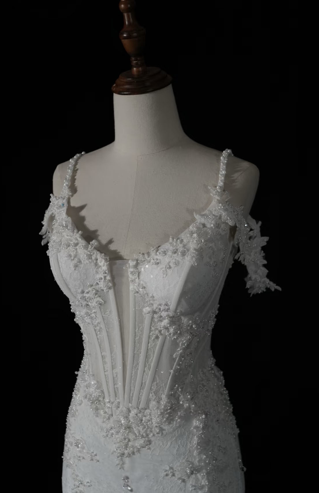 送料無料！マーメイドドレス　オフホワイト　ラッフルスカート　エレガントなシルエット　ギャザースカート　裾レース結婚式挙式