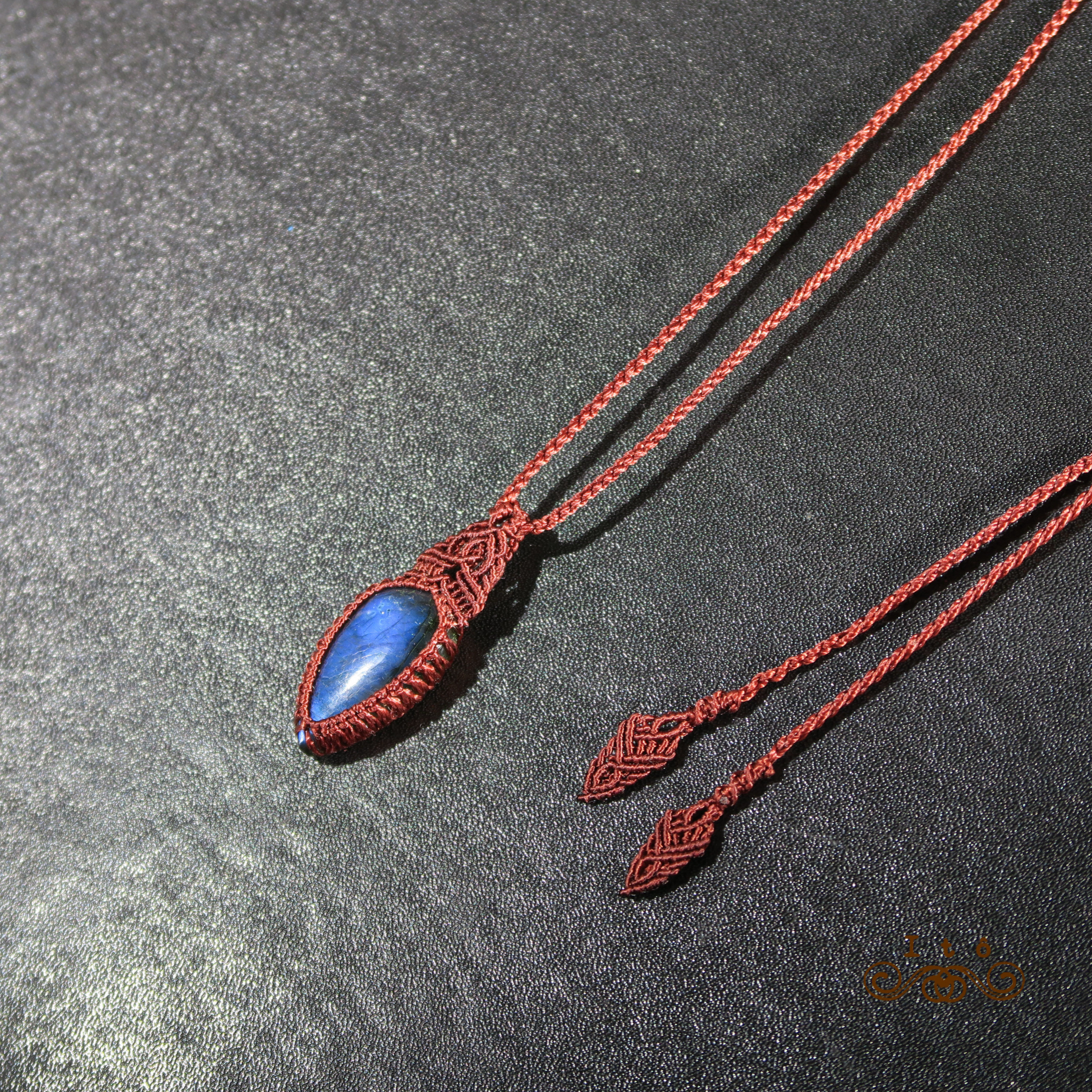 マダガスカル産ブルーラブラドライトのマクラメネックレス