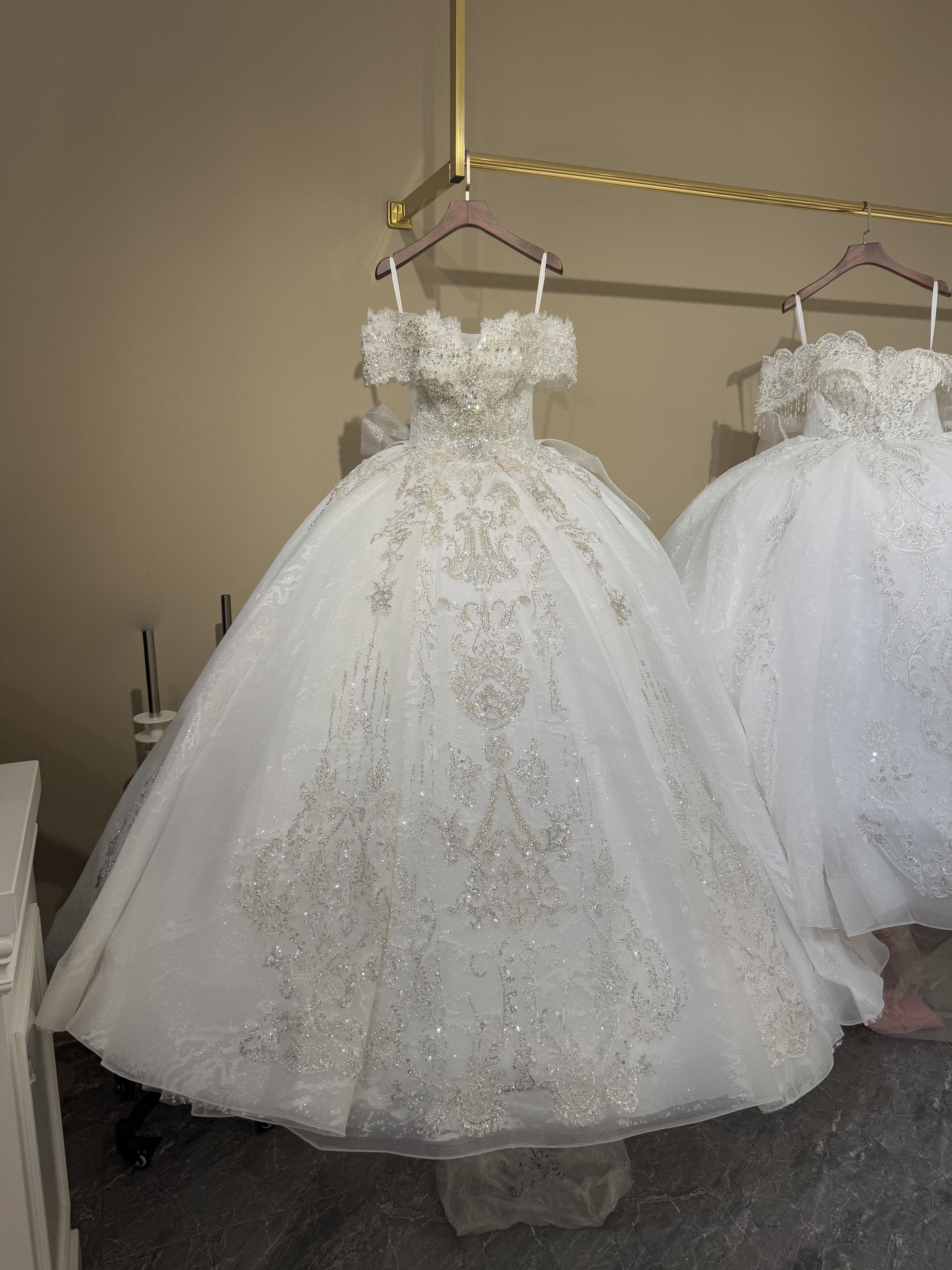 抜群のお洒落見え　オフショルダー　2の腕を隠せる　プリンセスラインウェディングドレス　優雅サイズオーダー可能　二次会演奏