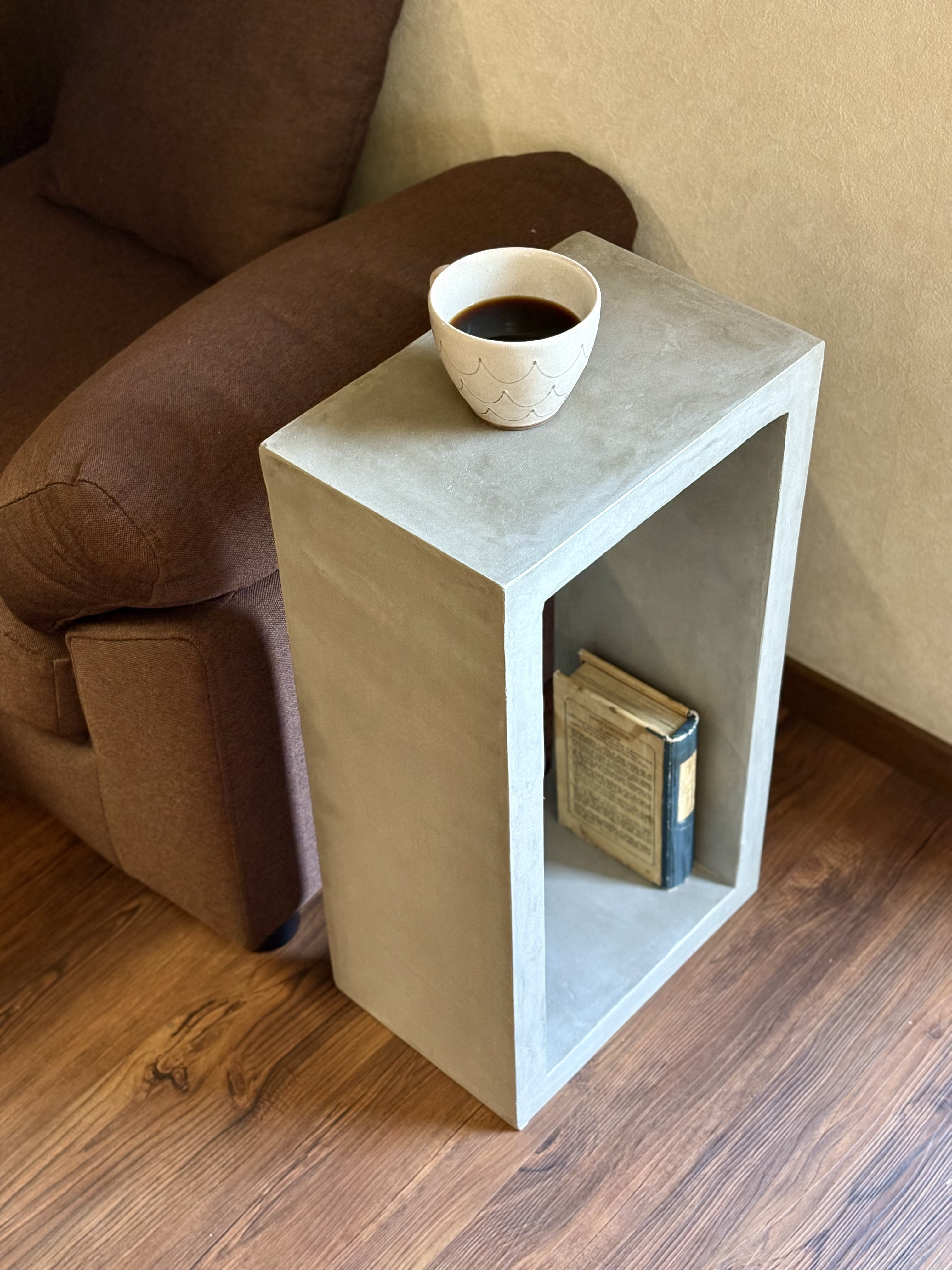 ボックス型モルタルサイドテーブル、ローテーブル、ディスプレイテーブル