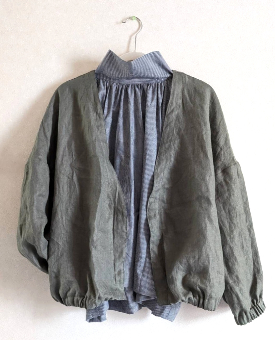 リネンのボタンレスブルゾン☆カーキグリーン☆ボリューム袖☆