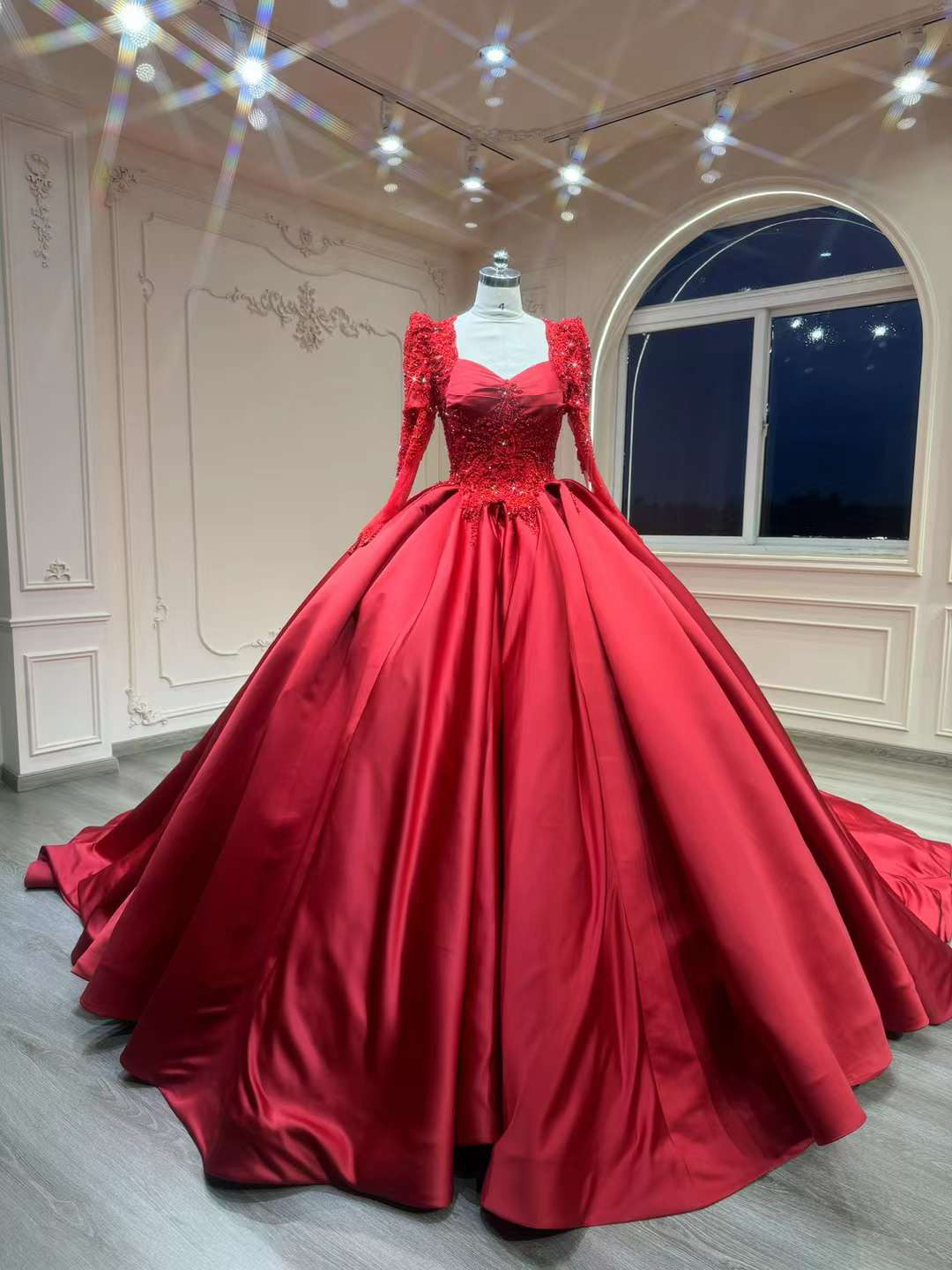 憧れのドレス！高級サテン　編み上げ　スクエアネック　ウェディングドレス　上品　赤　紅色キラキラビジュー　秋婚・冬婚結婚式