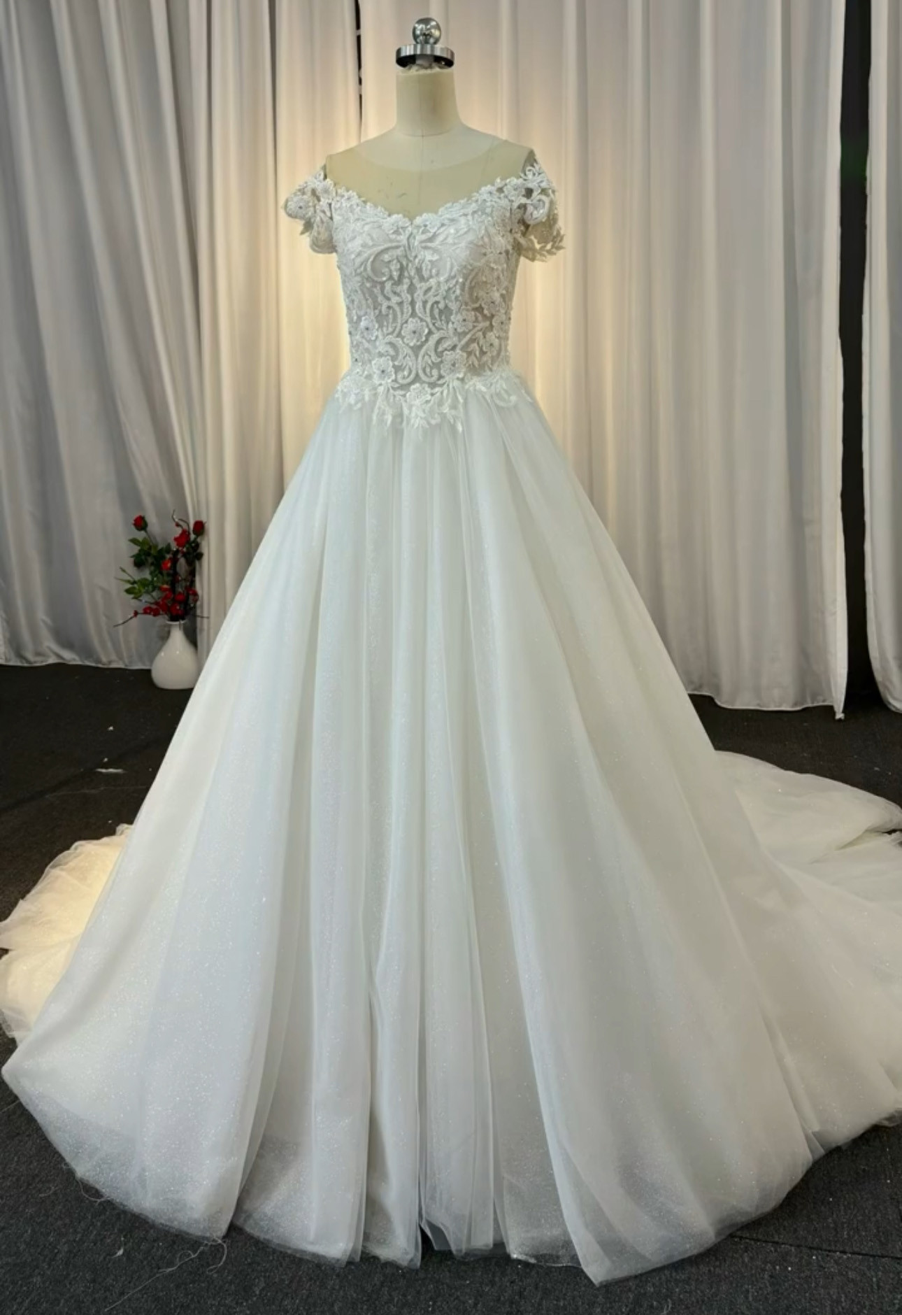 高品質保証　フランスレース　オフショルダー　二の腕カバー　ホワイト　aライン　ふんわりチュール　優雅　高級　二次会前撮り