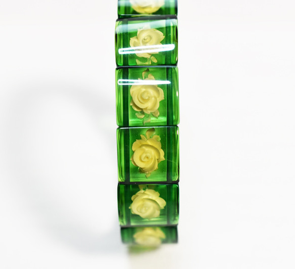 Жリトアニア産天然グリーンアンバー 薔薇 ローズ インタリオ 琥珀 内径17.2㎝ ブレスレット 4枚目の画像