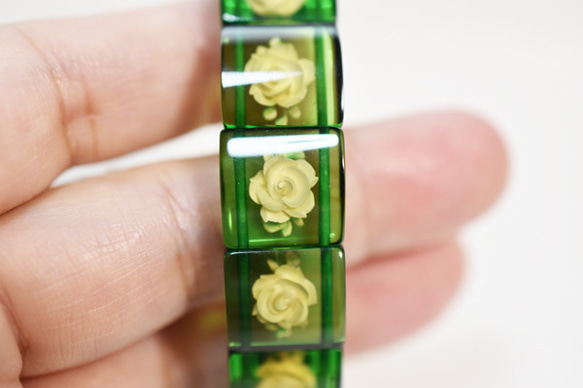 Жリトアニア産天然グリーンアンバー 薔薇 ローズ インタリオ 琥珀 内径17.2㎝ ブレスレット 3枚目の画像