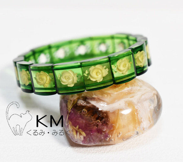 Жリトアニア産天然グリーンアンバー 薔薇 ローズ インタリオ 琥珀 内径17.2㎝ ブレスレット 1枚目の画像