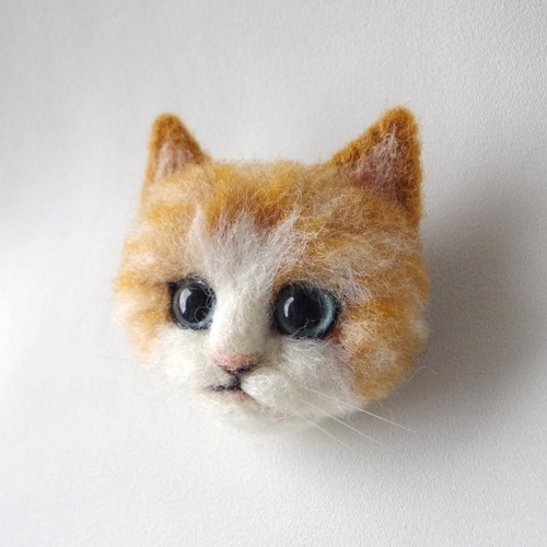 羊毛フェルト 猫のブローチ 茶白猫さん 羊毛フェルト tiny carrot 通販