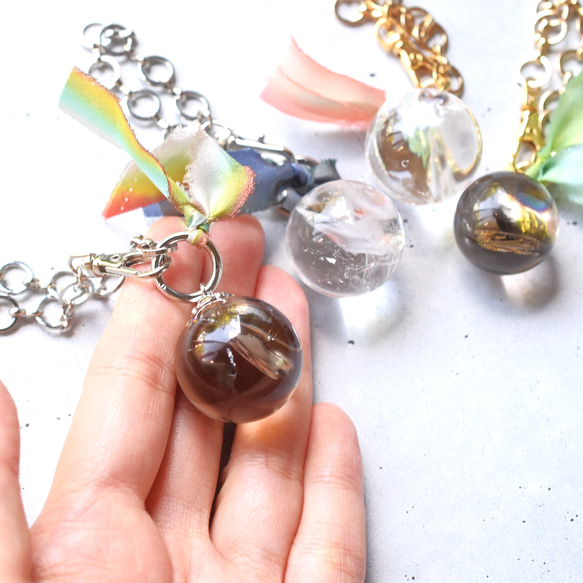 【數量有限 - 可選彩虹石英、煙晶和鳶尾石英】手工染色絲帶包飾 第13張的照片