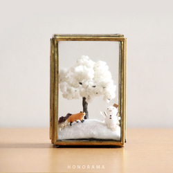 雪遊びのアカキツネ 真鍮フレーム ミニチュア アート 1枚目の画像