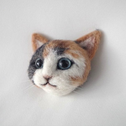 羊毛フェルト　猫　ハンドメイド　【ニャンとも】 羊毛フェルト 猫 ブローチ 三毛猫 羊毛フェルト tiny carrot 通販