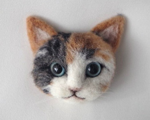 羊毛フェルト 猫 ブローチ 三毛猫 羊毛フェルト tiny carrot 通販