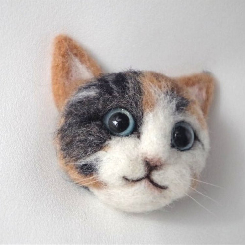 羊毛フェルト 猫 ブローチ 三毛猫 羊毛フェルト tiny carrot 通販