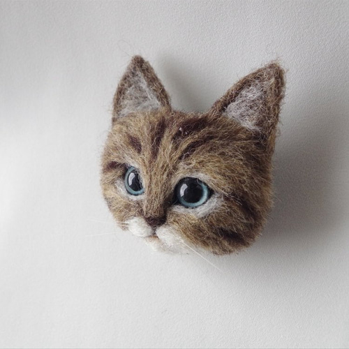 羊毛フェルト 猫 ブローチ キジトラ 羊毛フェルト tiny carrot 通販